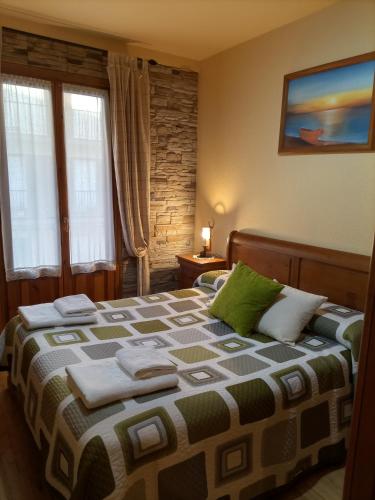 1 dormitorio con 1 cama con toallas en Xotola, en Elizondo
