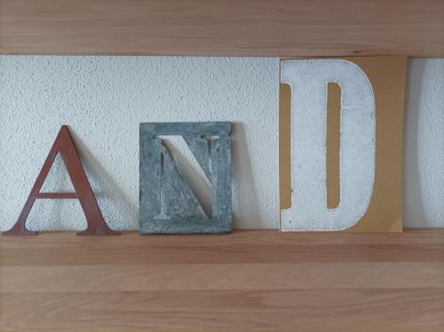 uno scaffale con un orologio e un cartello sopra di Das Kornburg-Quartier a Norimberga