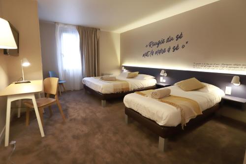 Gulta vai gultas numurā naktsmītnē Hôtel Antares & Spa