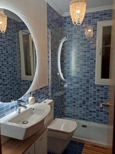 y baño con lavabo, aseo y espejo. en Apartamento, Ático, Casa, PLAYA LAS CATEDRALES, en San Cosme de Barreiros