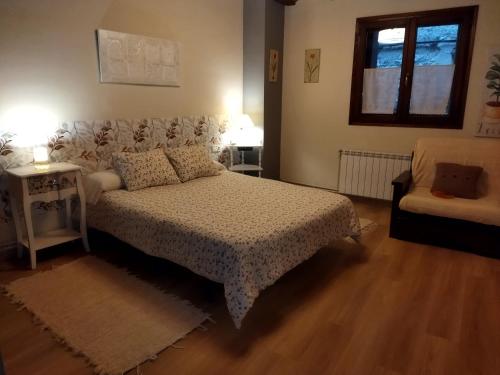 Un pat sau paturi într-o cameră la La Llar-Lo Paller del Coc