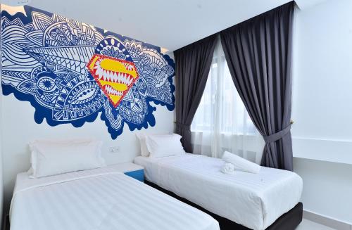 מיטה או מיטות בחדר ב-Smile Hotel Shah Alam Seksyen 9