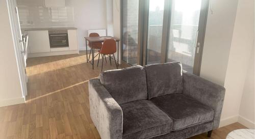 sala de estar con sofá y mesa en Apek Apartment en Londres