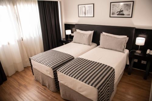 Voodi või voodid majutusasutuse Grand King Hotel toas