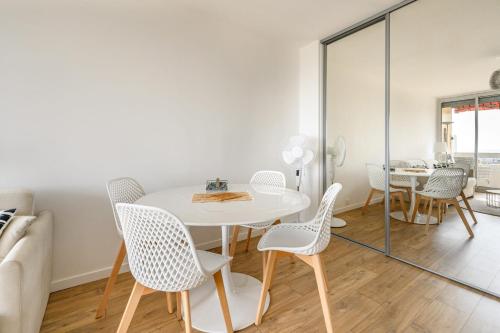 Bright Apt With Balcony And Sea View photo 6
