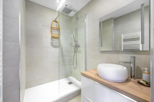 Bright Apt With Balcony And Sea View photo 10