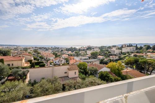 Bright Apt With Balcony And Sea View photo 11