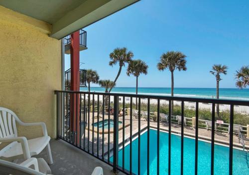 วิวสระว่ายน้ำที่ Ramada by Wyndham Panama City Beach / Beachfront หรือบริเวณใกล้เคียง