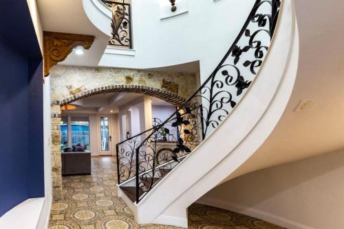 Gallery image of Luxury Spanish Style Getaway in Houston