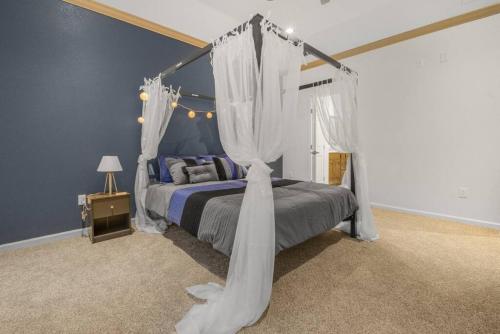 ダラスにあるGorgeous Downtown 4 Bedroomのベッドルーム(天蓋付きベッド、カーテン付)
