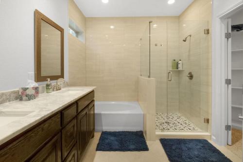 ダラスにあるGorgeous Downtown 4 Bedroomの浴槽、洗面台、シャワーを備えたバスルーム