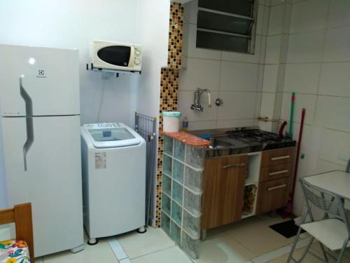 Virtuvė arba virtuvėlė apgyvendinimo įstaigoje Loft Aconchegante no Centro de Niterói!