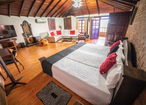 ein Schlafzimmer mit einem großen Bett und ein Wohnzimmer in der Unterkunft Casa Nova Hotel Campestre in Circasia