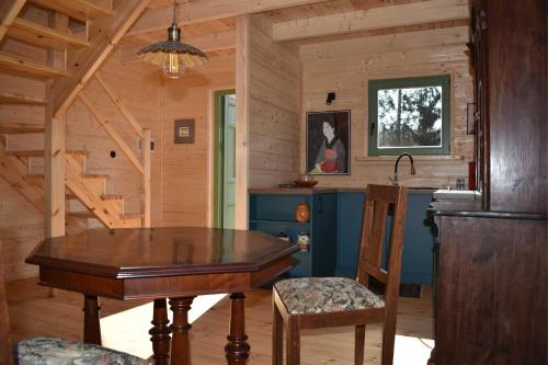 una cocina de madera con una mesa de madera en una cabaña en Ogród Shinrin Yoku (Haru) Odpoczynek w Lesie, en Srokowo