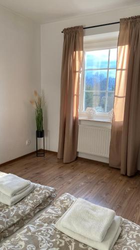 Ένα ή περισσότερα κρεβάτια σε δωμάτιο στο Prywatne apartamenty z widokiem na Port lub Zamek Krzyżacki