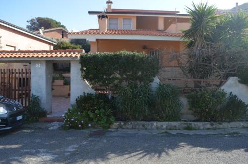 una casa con un coche aparcado delante de ella en Casa della Salsedine, en S'Archittu