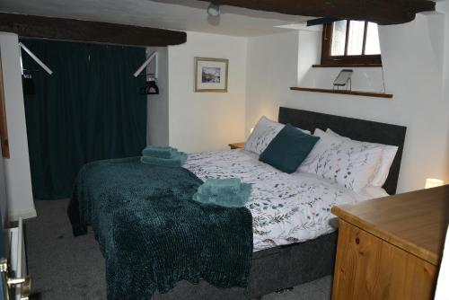 a bedroom with a bed and a table in a room at The Hideaway in Alston
