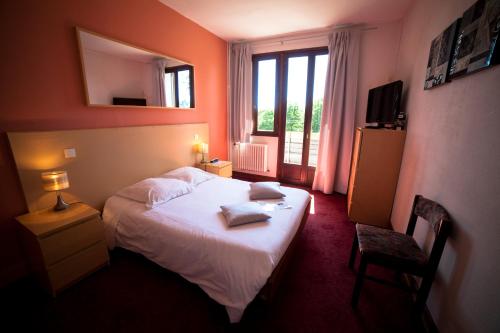 Postel nebo postele na pokoji v ubytování Le Grand Hôtel de Besse