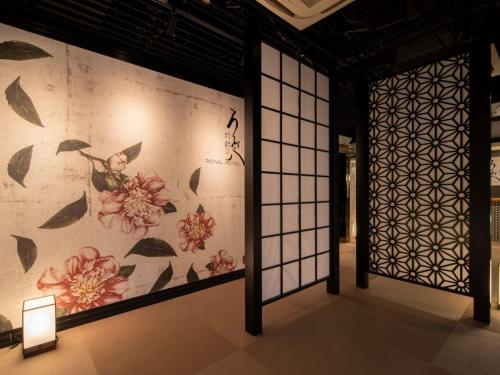 a room with a wall with a painting of flowers at Royal Hotel Uohachi Bettei - Vacation STAY 27286v in Ogaki