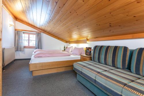 Llit o llits en una habitació de Biobauernhof Stegerbauer