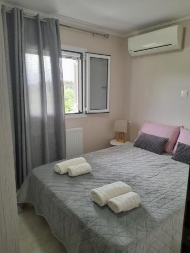 A bed or beds in a room at Sunrise Apartment 2