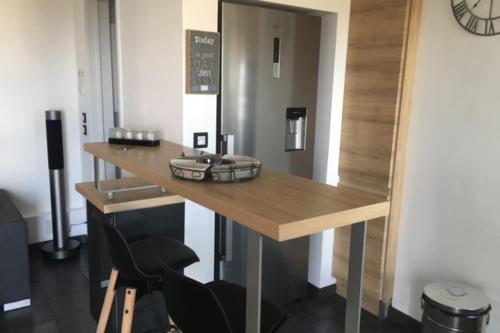 - un dressing avec une table et deux chaises dans l'établissement Cosy 42m With Balcony Nice View And Wifi, à Cannes