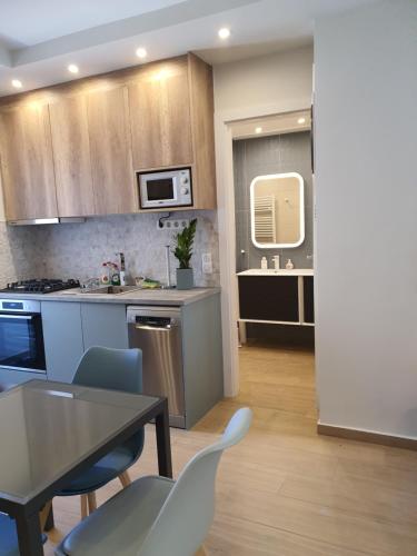 Dapur atau dapur kecil di Tony's suite with parking