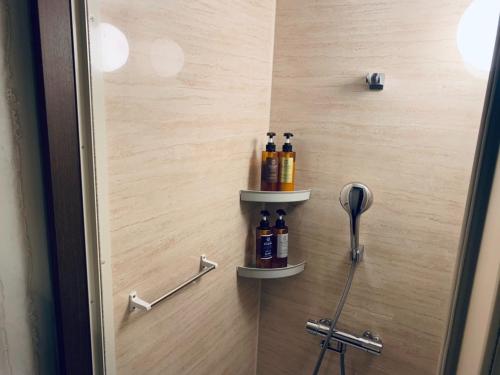 Baño con botellas de alcohol en la pared en Takahashi Building 3rd and 4th floors - Vacation STAY 24477v, en Musashino