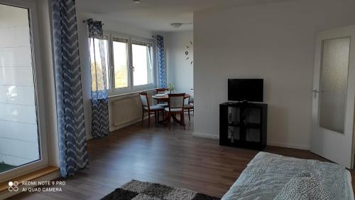ein leeres Wohnzimmer mit einem Tisch und einem TV in der Unterkunft Schöne und gemütliche Wohnung in Bremen