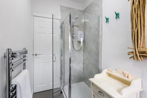 Ett badrum på Hillside House - 2 Bedrooms parking WI-FI Hospital