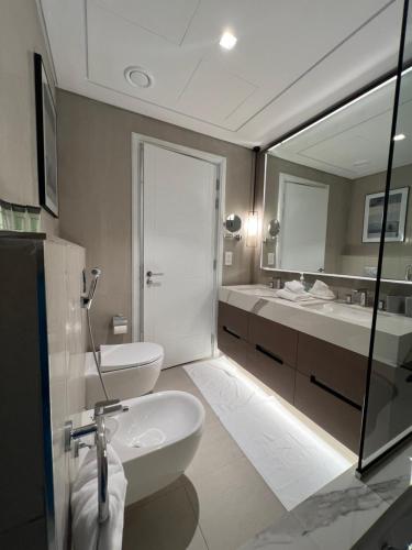 Baño con 2 lavabos y espejo en Apartment Fujairah en Fujairah