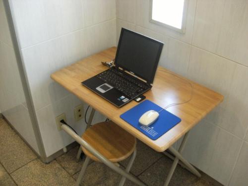 een laptop computer zittend op een tafel met een muis bij Central Hotel Toride - Vacation STAY 09913v in Toride
