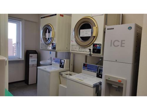 ein Krankenhauszimmer mit Maschinen in einem Raum in der Unterkunft Central Hotel Toride - Vacation STAY 09920v in Toride