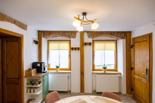 シビウにあるStone Way Apartmentのキッチン(テーブル付)、窓2つが備わります。