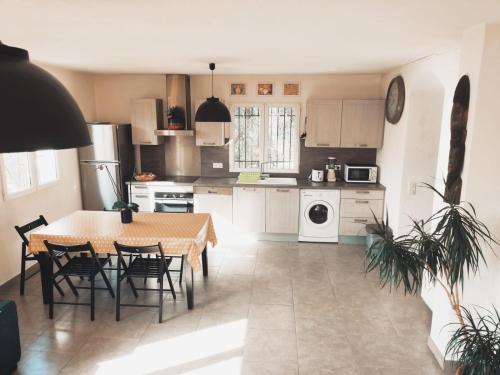 eine Küche mit einem Tisch und Stühlen in der Unterkunft Bas de villa. Côte d'Azur, à 20 kms de Nice in Contes