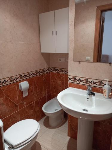 a bathroom with a white sink and a toilet at Práctico apartamento en el Centro de Marina D´or in Oropesa del Mar