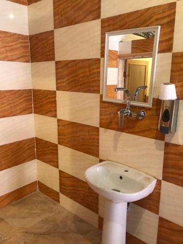 La salle de bains est pourvue d'un lavabo et d'un miroir. dans l'établissement desert splendor camp & jeep tours, à Wadi Rum