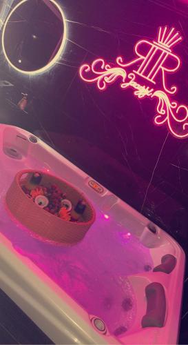 a pink tub with a basket of toys in it at RR Jacuzzi in Saint-Laurent-des-Arbres