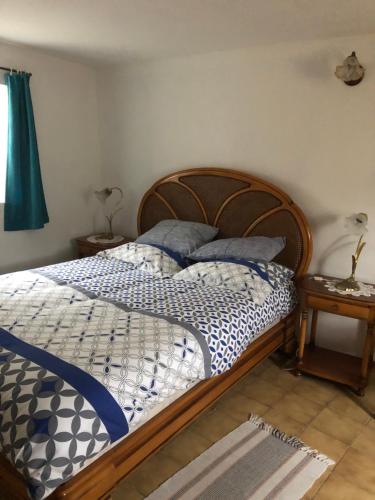 - une chambre avec un lit doté d'une couette bleue et blanche dans l'établissement MAISON DE VILLAGE AUREL, à Aurel