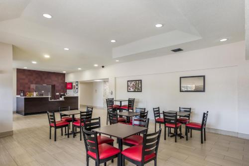 ein Esszimmer mit Tischen und roten Stühlen in der Unterkunft Red Roof Inn PLUS+ & Suites Savannah – I-95 in Savannah