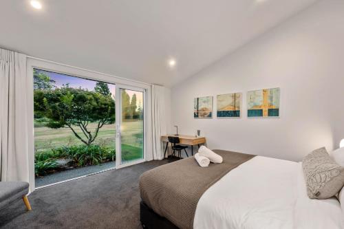 Photo de la galerie de l'établissement Above Par Golf Course Villa with Hot Tub 4bd3bth, à Rotorua