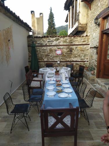 une table avec un chiffon bleu sur une terrasse dans l'établissement Katina Boutique Otel, à Sirince