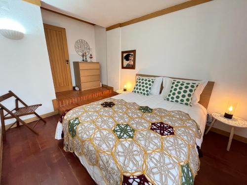 1 dormitorio con 1 cama grande en una habitación en California Beach Apartment by Trip2Portugal, en Sesimbra