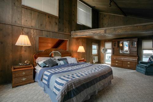 Ліжко або ліжка в номері Bayview Float Home on Lake Pend O'reille