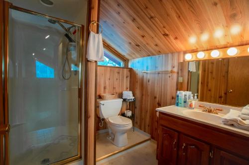 Ванна кімната в Bayview Float Home on Lake Pend O'reille