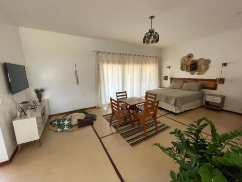 福廷的住宿－Recanto Casa de Mila，客厅配有床和桌子
