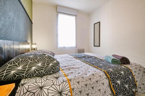 Tempat tidur dalam kamar di Tout confort ! Calme, Climatisation, Piscine, Parking Gratuit, Grande Terrasse, Netflix, Wifi
