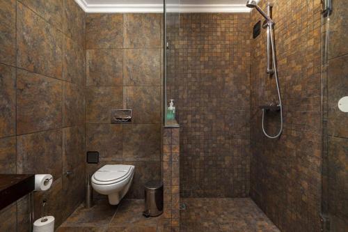 Bathroom sa Villa Arade Riverside - Jacuzzi and Heated Pool by SIDE VILLAS