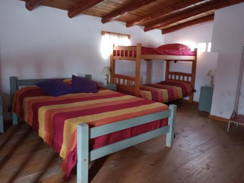 Poschodová posteľ alebo postele v izbe v ubytovaní Cabañas de Descanso Céntricas Cosquín