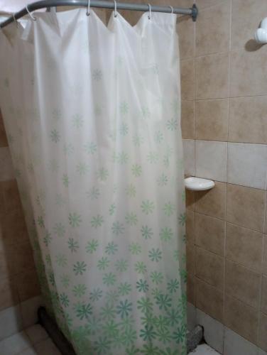 a shower curtain with snowflakes on it in a bathroom at Cabañas de Descanso Céntricas Cosquín in Cosquín